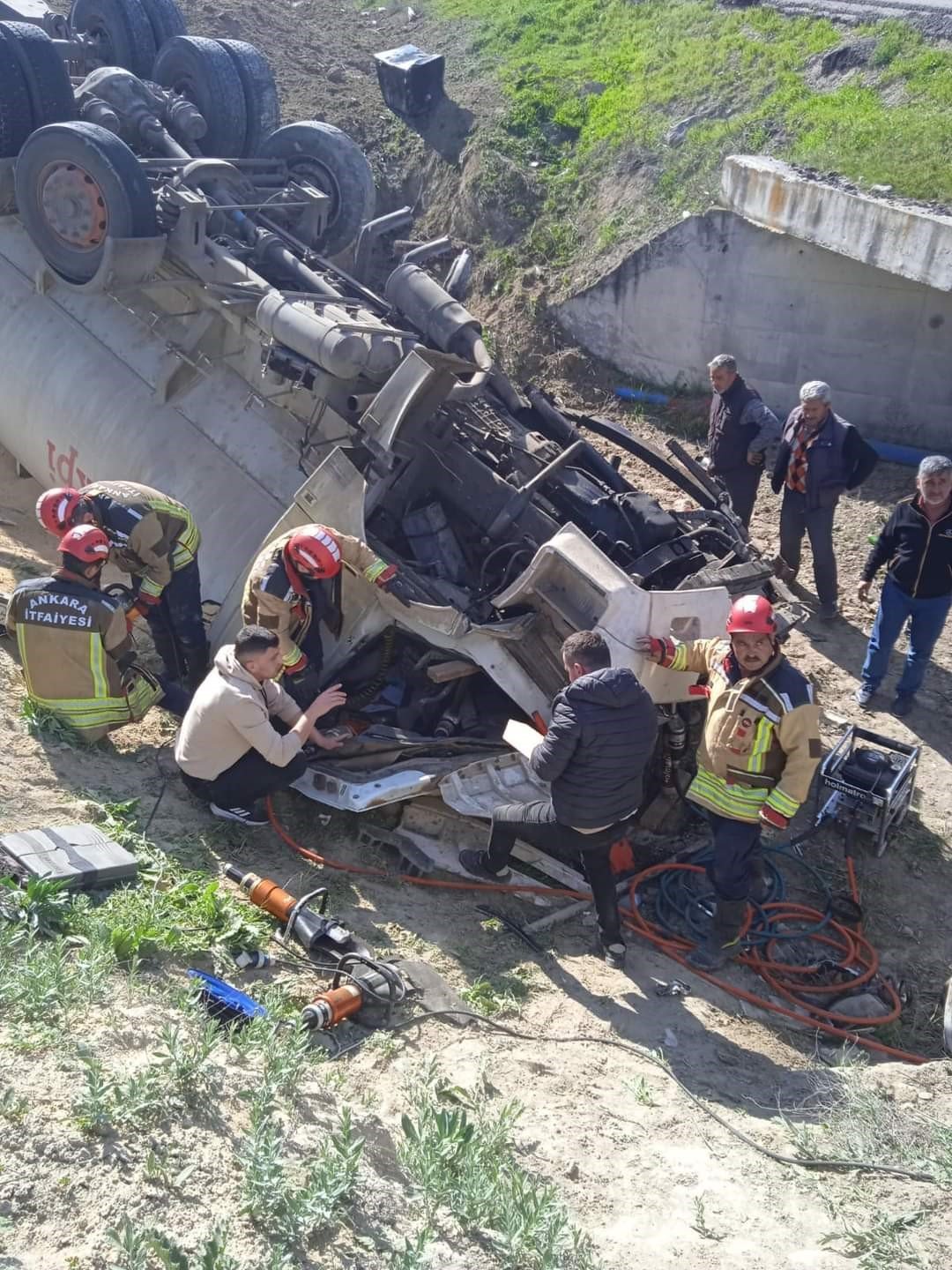 Şarampole devrilen kamyonun sürücüsü hayatını kaybetti