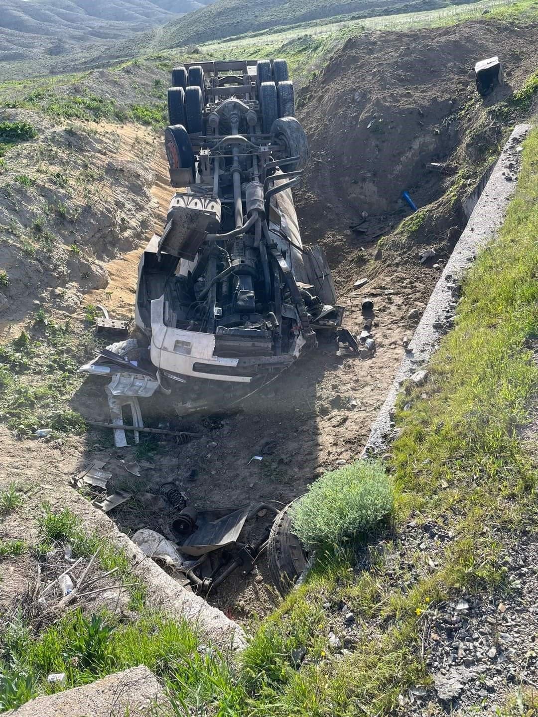 Şarampole devrilen kamyonun sürücüsü hayatını kaybetti