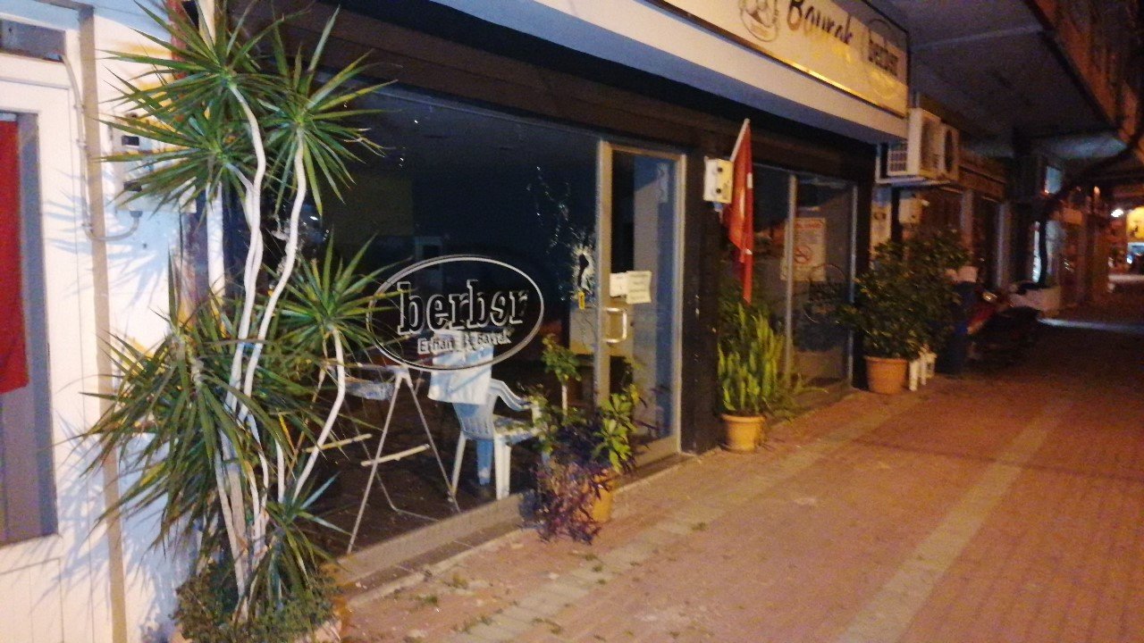 Berber dükkanına pompalı tüfekle ateş edip kaçtılar