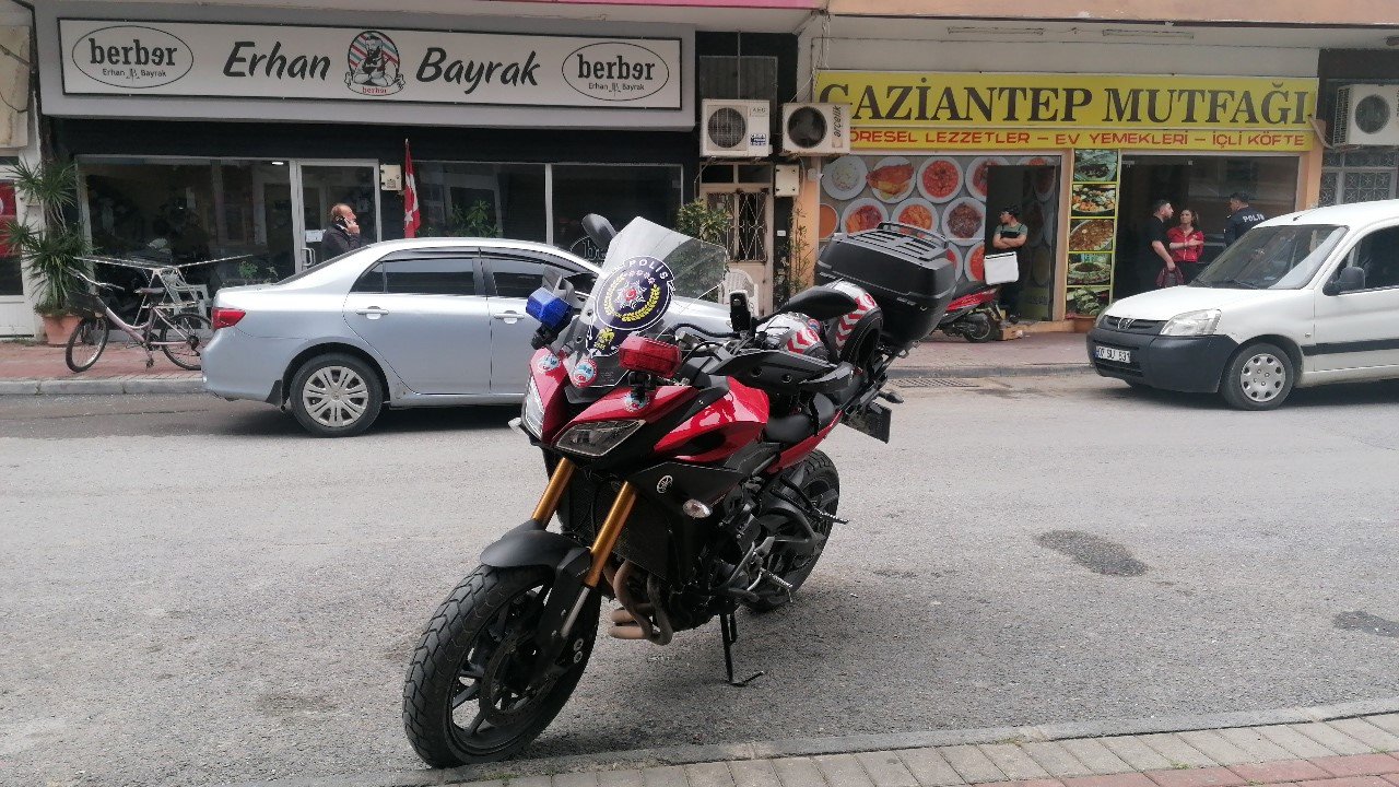 Berber dükkanına pompalı tüfekle ateş edip kaçtılar