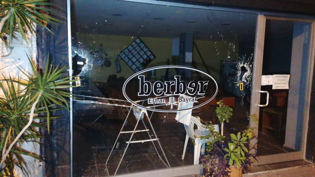 Berber dükkanına pompalı tüfekle ateş edip kaçtılar