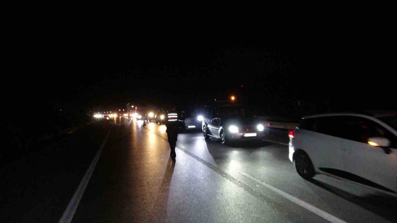 Yola dökülen kaygan madde, 6 aracın karıştığı zincirleme kazaya neden oldu