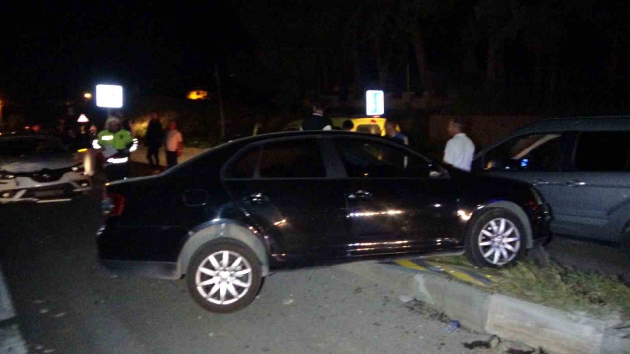 Yola dökülen kaygan madde, 6 aracın karıştığı zincirleme kazaya neden oldu