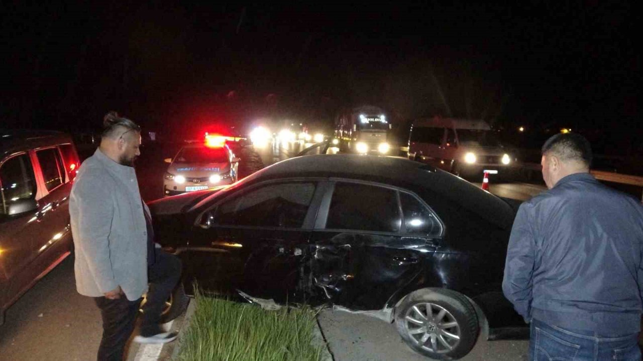 Yola dökülen kaygan madde, 6 aracın karıştığı zincirleme kazaya neden oldu