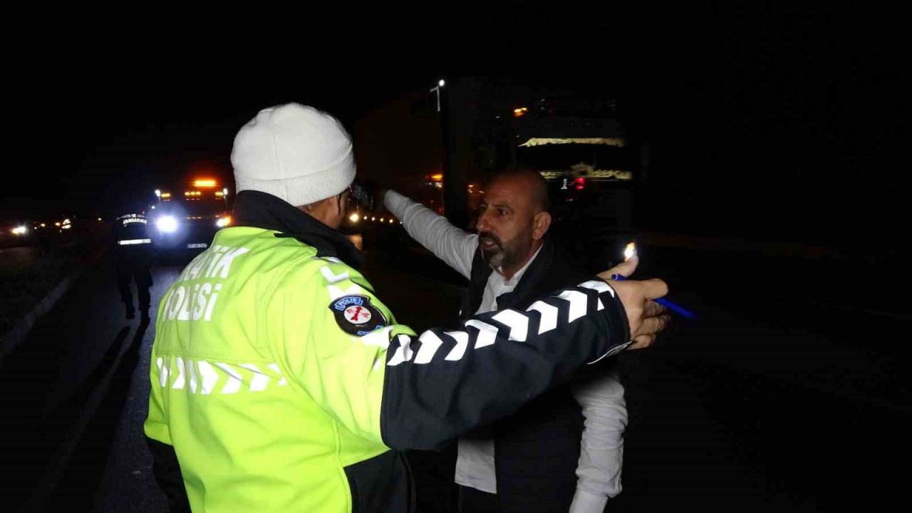 Yola dökülen kaygan madde, 6 aracın karıştığı zincirleme kazaya neden oldu