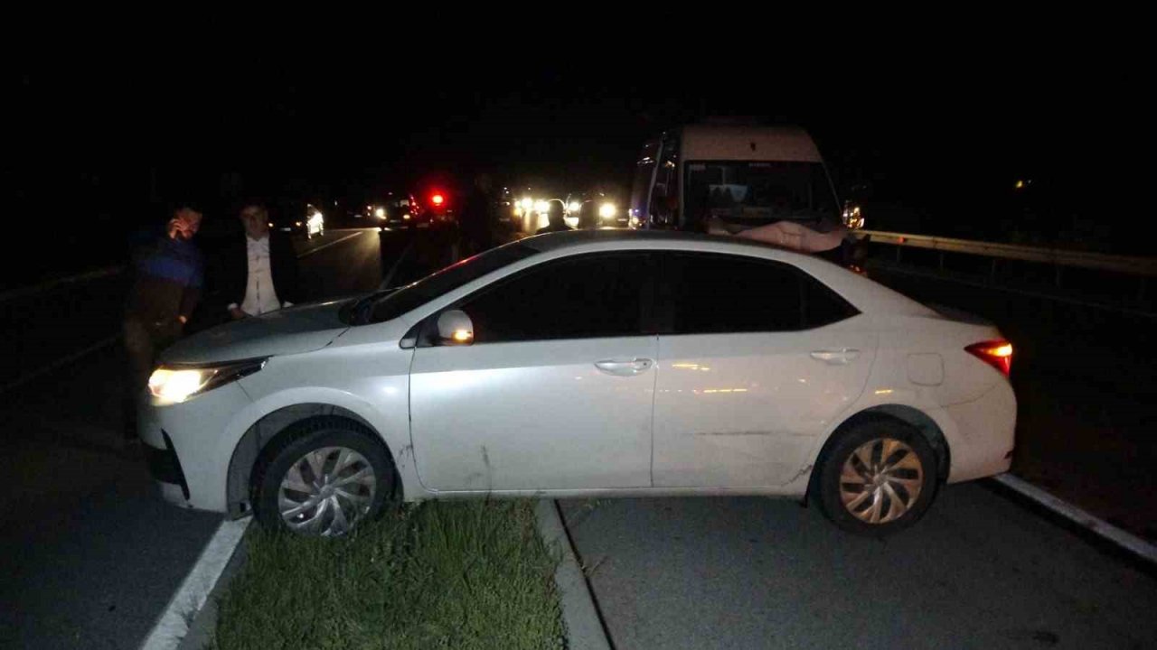 Yola dökülen kaygan madde, 6 aracın karıştığı zincirleme kazaya neden oldu