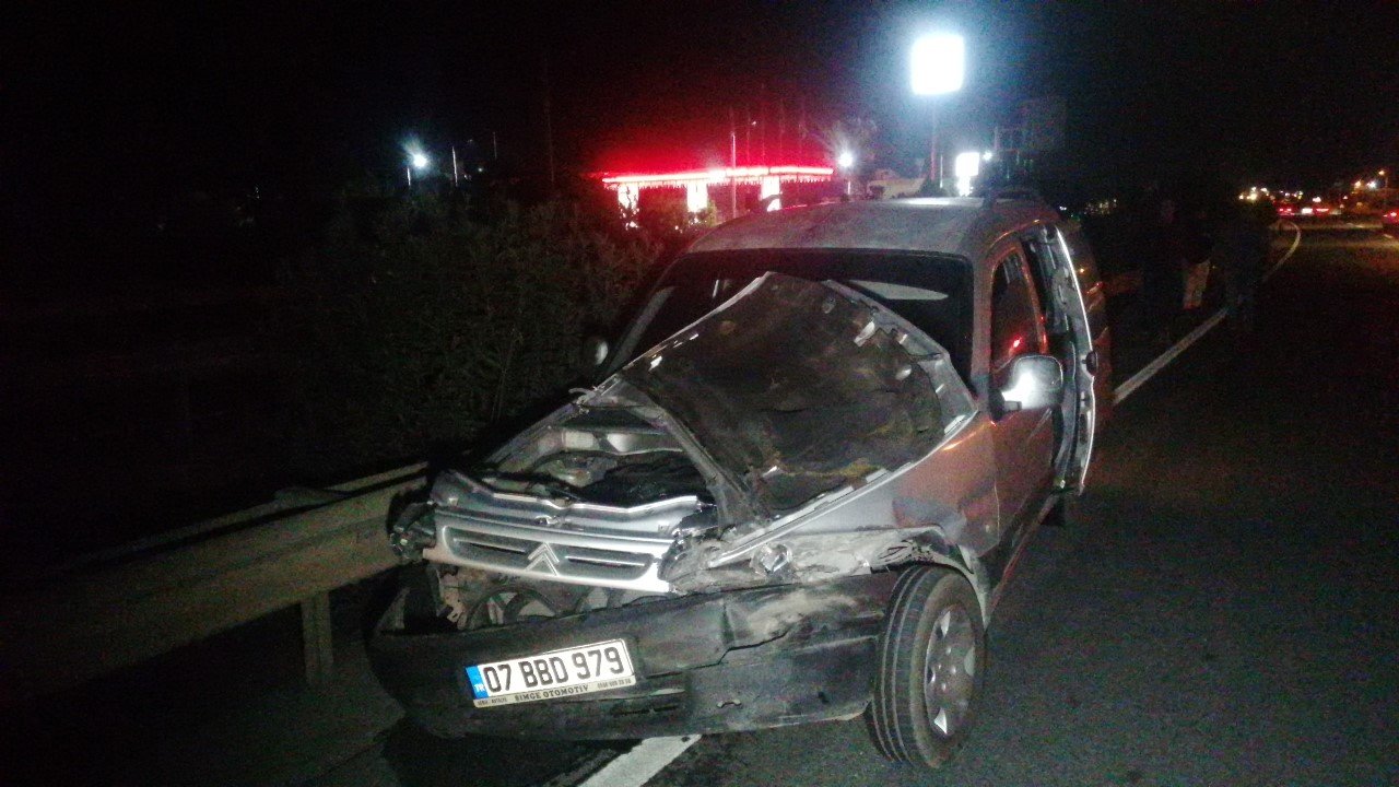 Yola dökülen kaygan madde, 6 aracın karıştığı zincirleme kazaya neden oldu