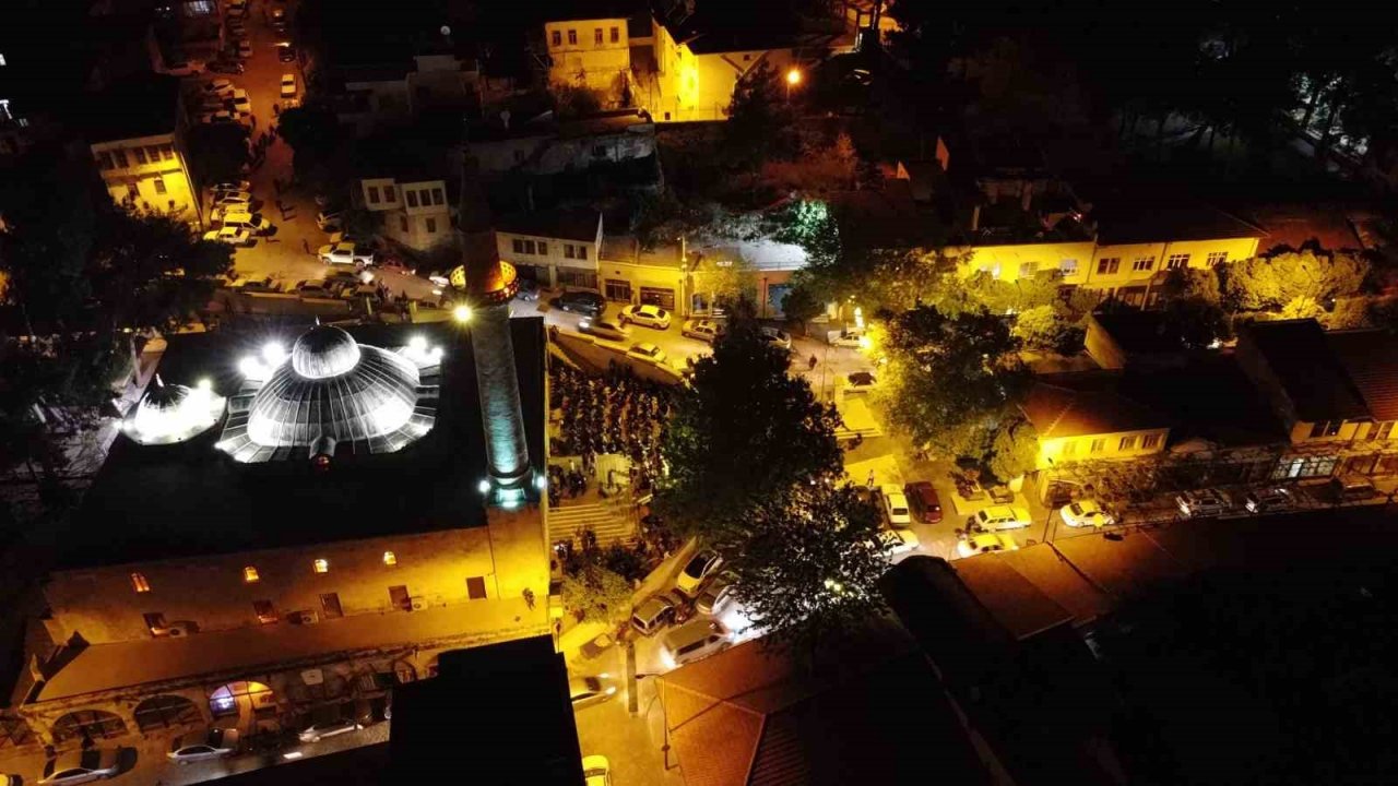 6 asırlık Hoş Kadem Camii, Kadir Gecesi doldu taştı