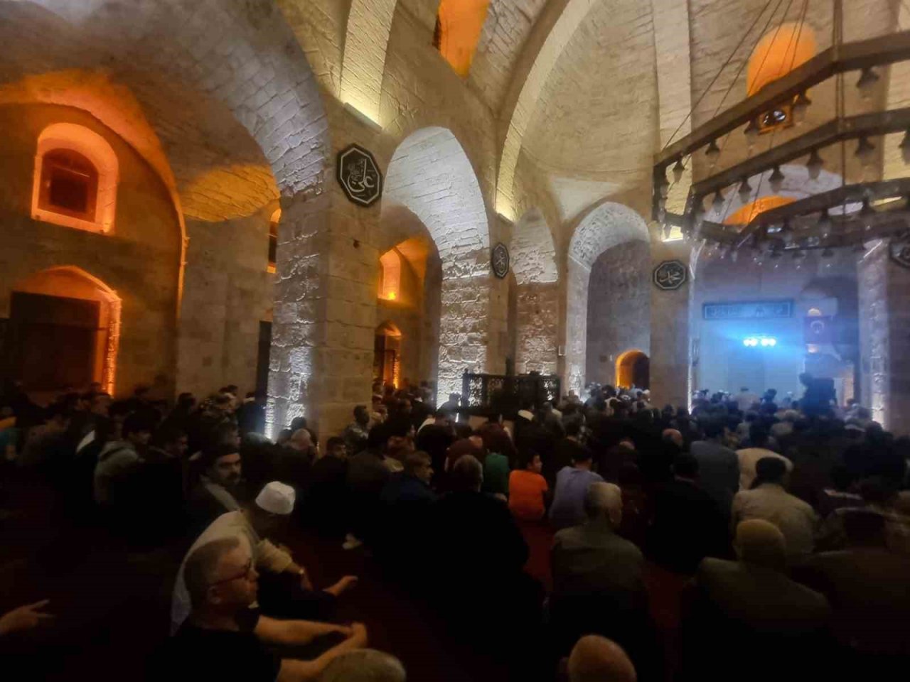 6 asırlık Hoş Kadem Camii, Kadir Gecesi doldu taştı