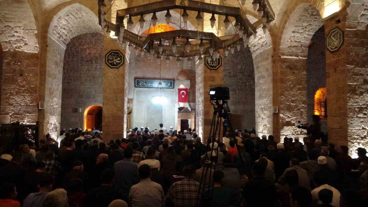 6 asırlık Hoş Kadem Camii, Kadir Gecesi doldu taştı