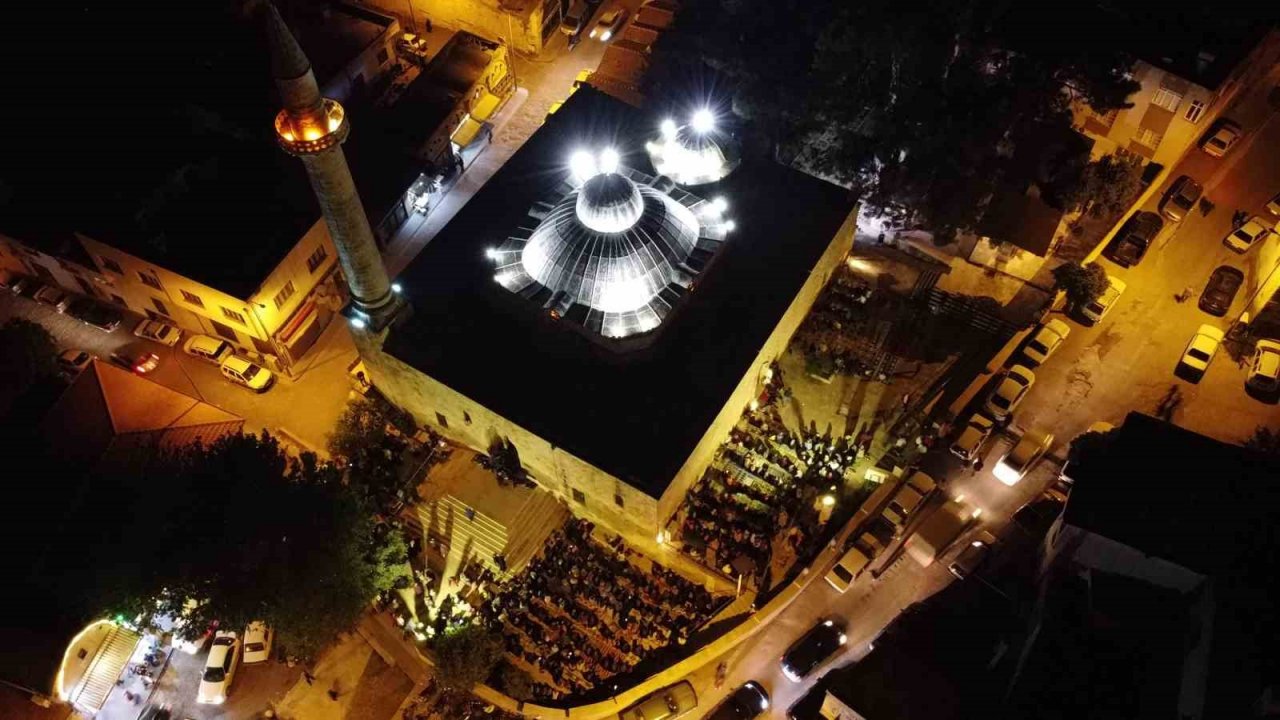 6 asırlık Hoş Kadem Camii, Kadir Gecesi doldu taştı