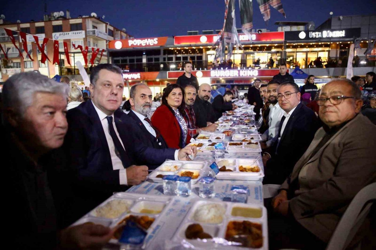 Aydınlılar, Büyükşehir’in iftar sofralarında bir araya geldi