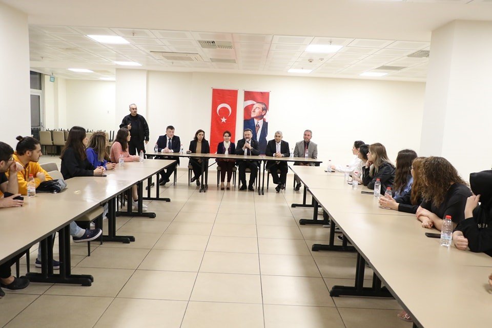 Vali Aksoy, öğrencilerle iftarda buluştu