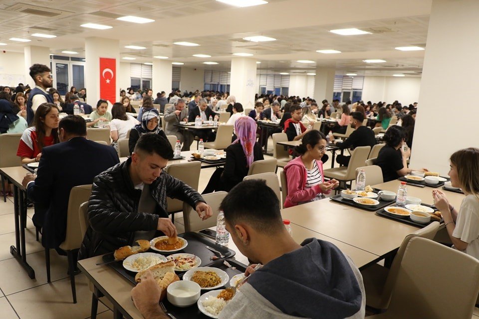 Vali Aksoy, öğrencilerle iftarda buluştu