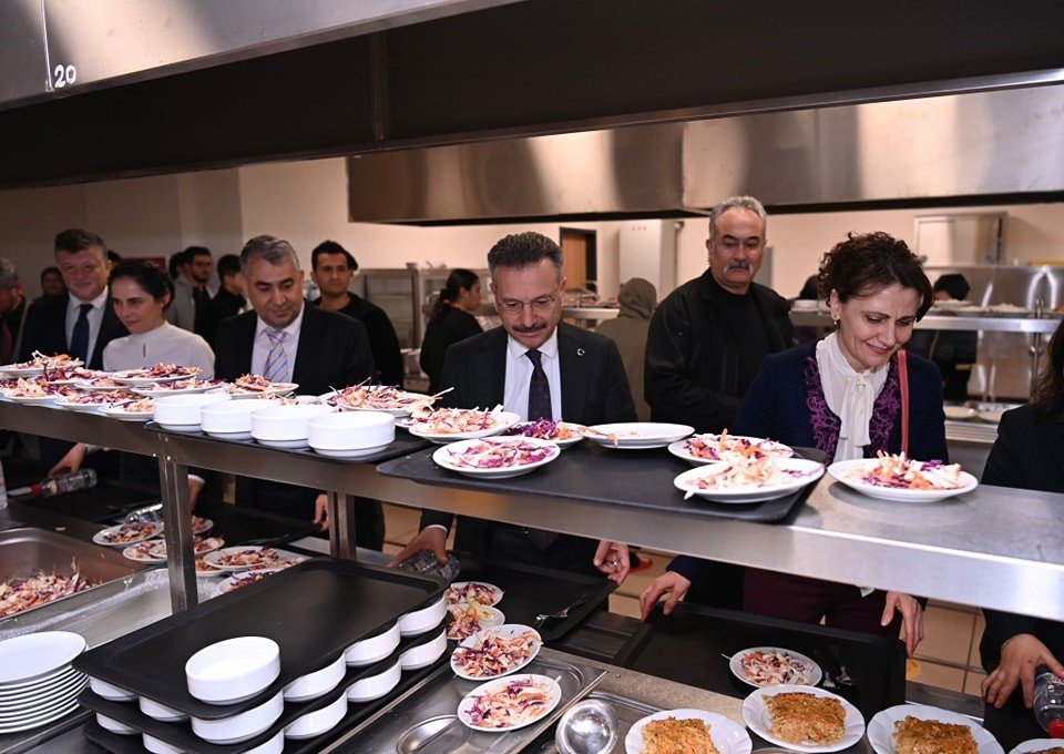 Vali Aksoy, öğrencilerle iftarda buluştu