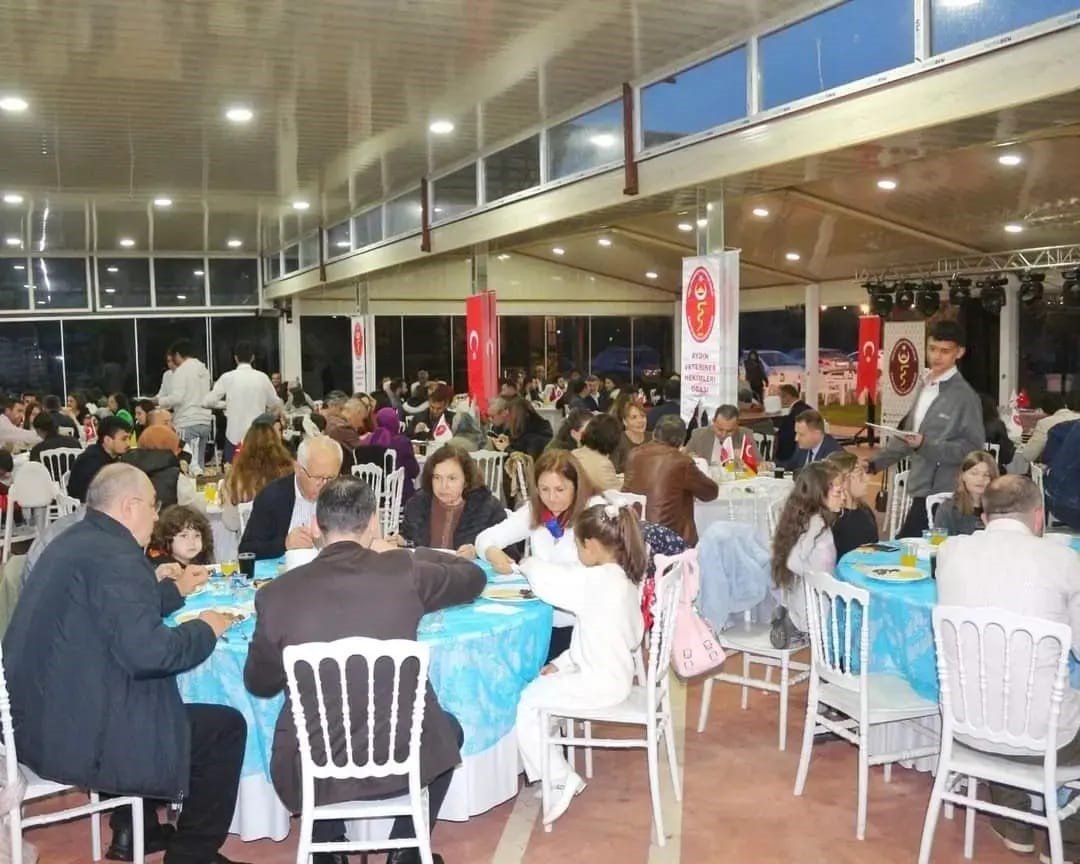 Veteriner hekimler depremzedeler için iftarda buluştu