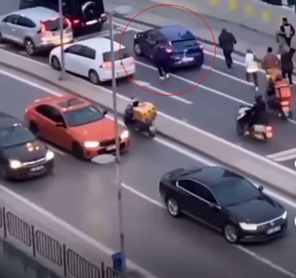 Film sahnelerini aratmayan kovalamaca: kaza yapıp kaçmaya çalıştı, o anlar kamerada