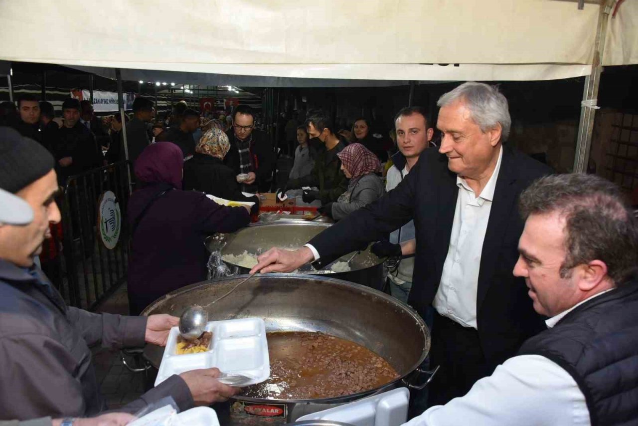 Başkan Bakkalcıoğlu Kadir Gecesi’nde orucunu hemşehrileri ile birlikte açtı