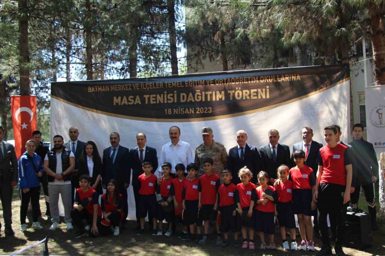 Batman’daki okullara 300 adet masa tenisi ekipmanı dağıtıldı