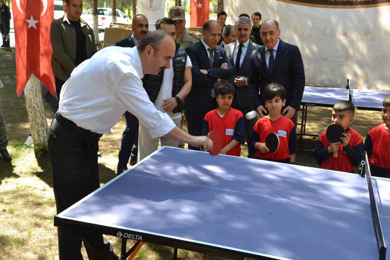 Batman’daki okullara 300 adet masa tenisi ekipmanı dağıtıldı