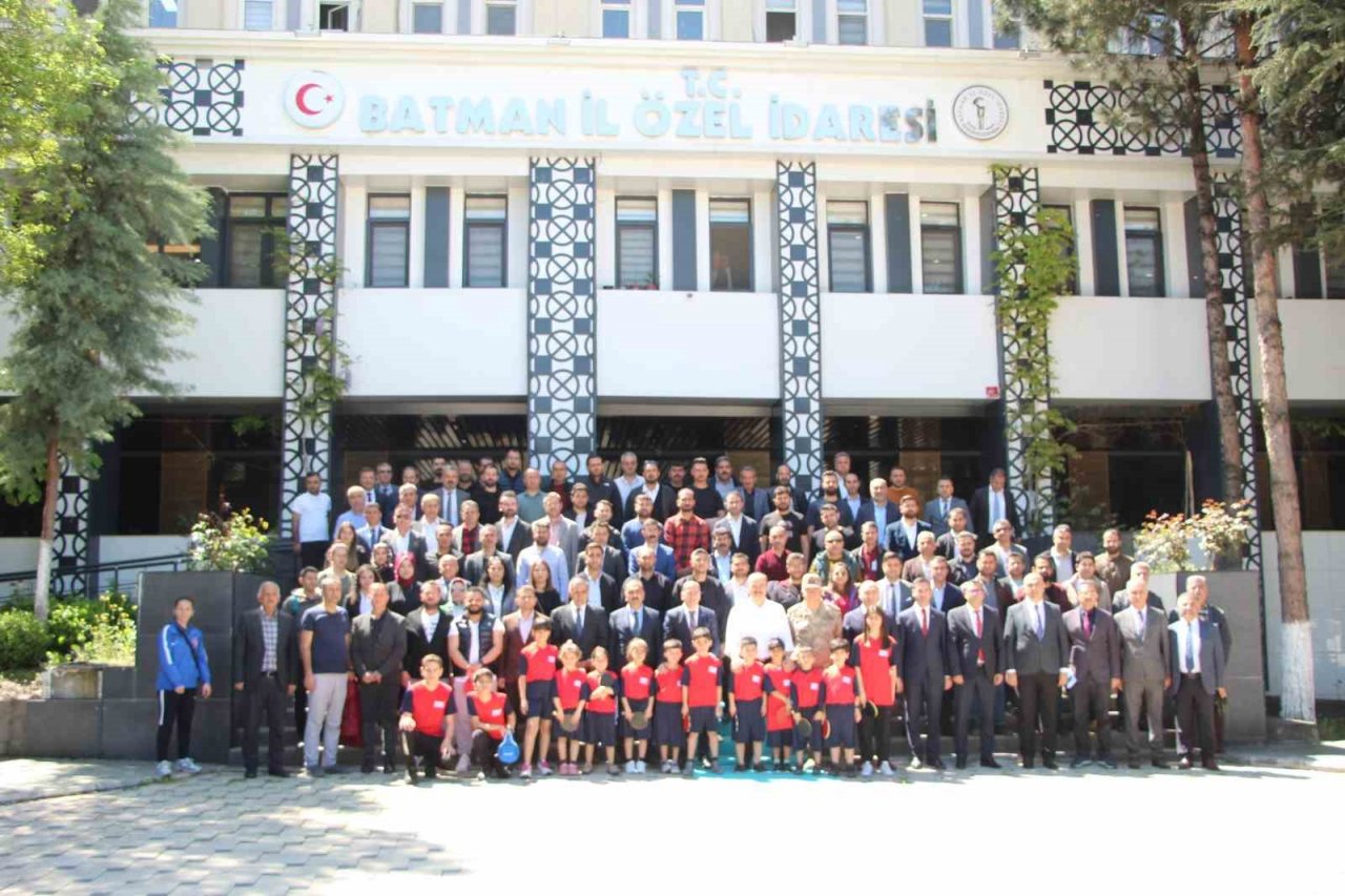 Batman’daki okullara 300 adet masa tenisi ekipmanı dağıtıldı