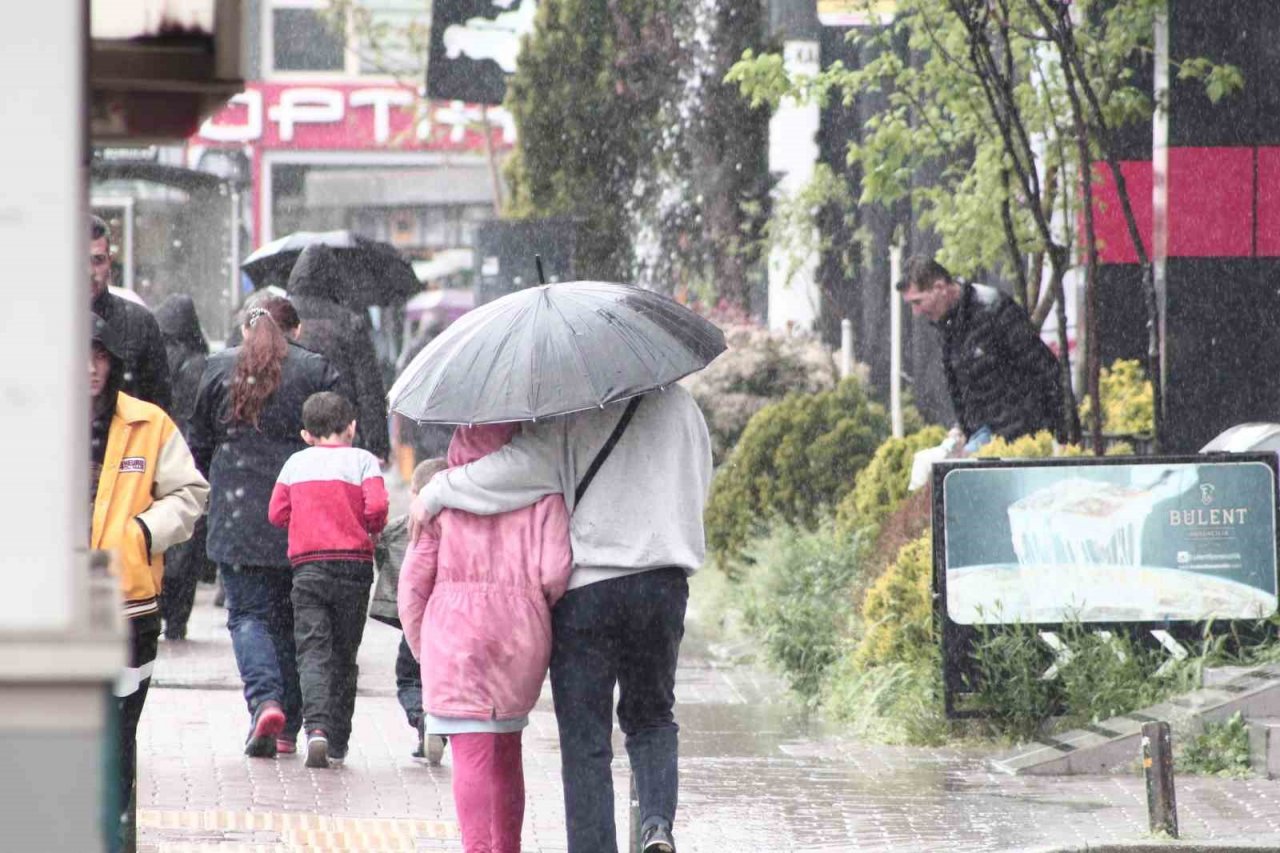 Bursalılar sağanak yağışa yakalandı