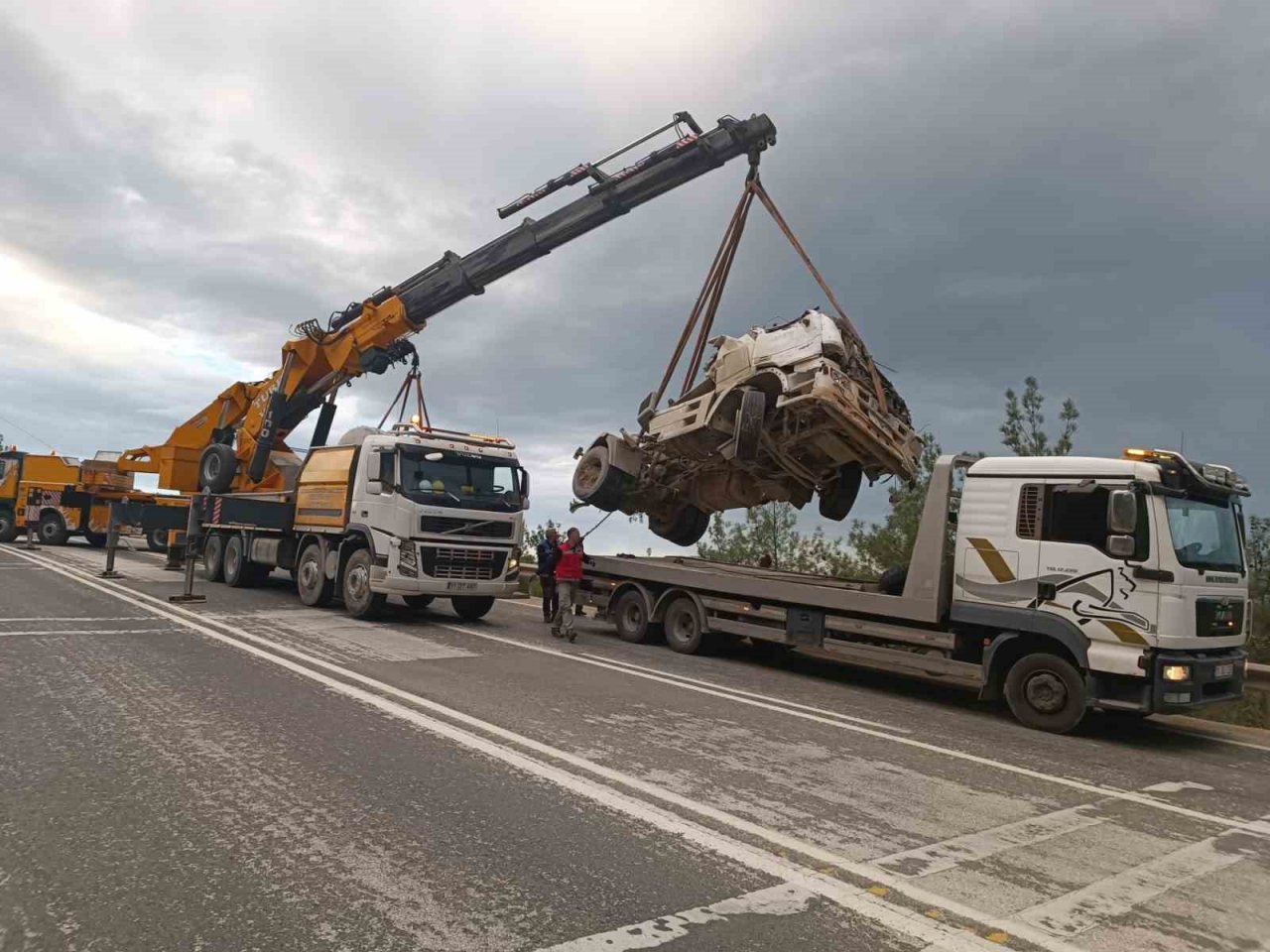 Önceki gün şarampole uçan beton mikseri kurtarıldı