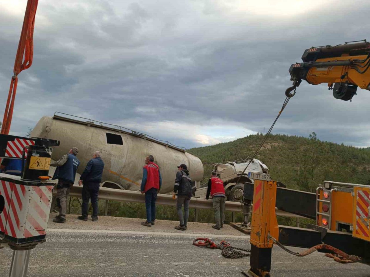 Önceki gün şarampole uçan beton mikseri kurtarıldı
