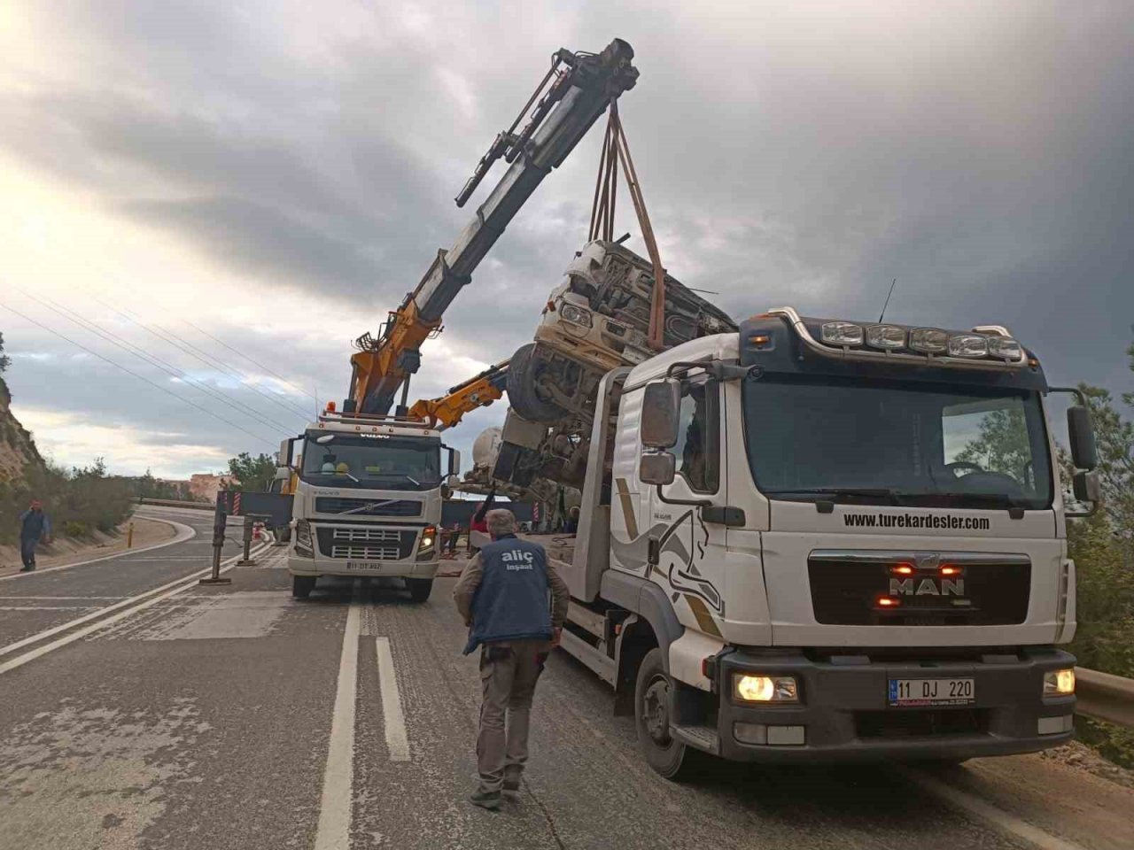 Önceki gün şarampole uçan beton mikseri kurtarıldı