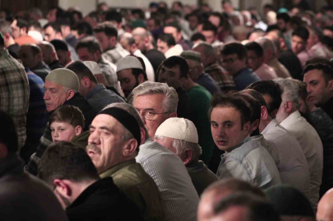 Kadir Gecesi’nde Bursalılar Ulu Cami’ye akın etti