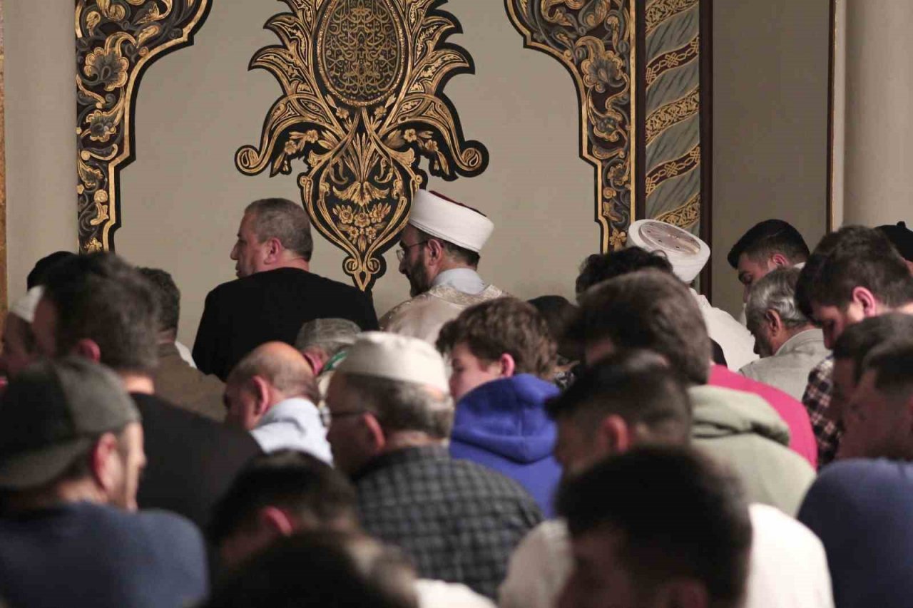 Kadir Gecesi’nde Bursalılar Ulu Cami’ye akın etti