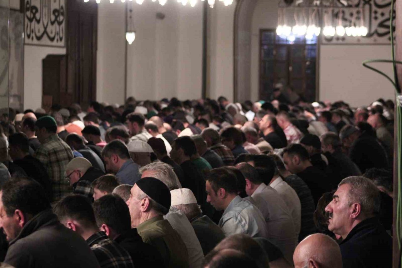 Kadir Gecesi’nde Bursalılar Ulu Cami’ye akın etti