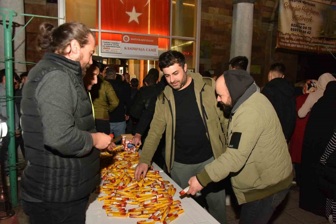 Bozüyük Belediyesi’nden Kadir Gecesi’nde şeker ikramı