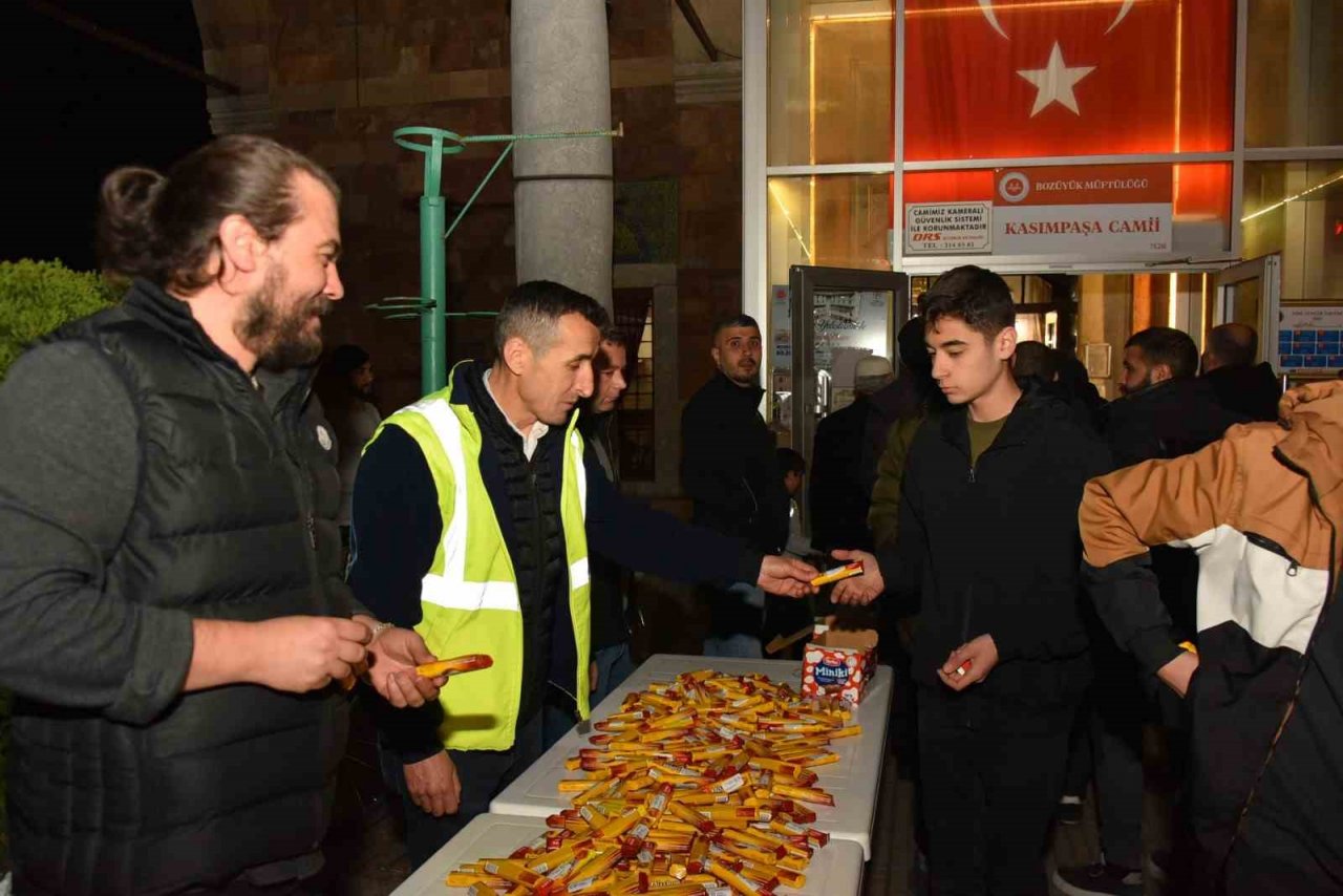 Bozüyük Belediyesi’nden Kadir Gecesi’nde şeker ikramı