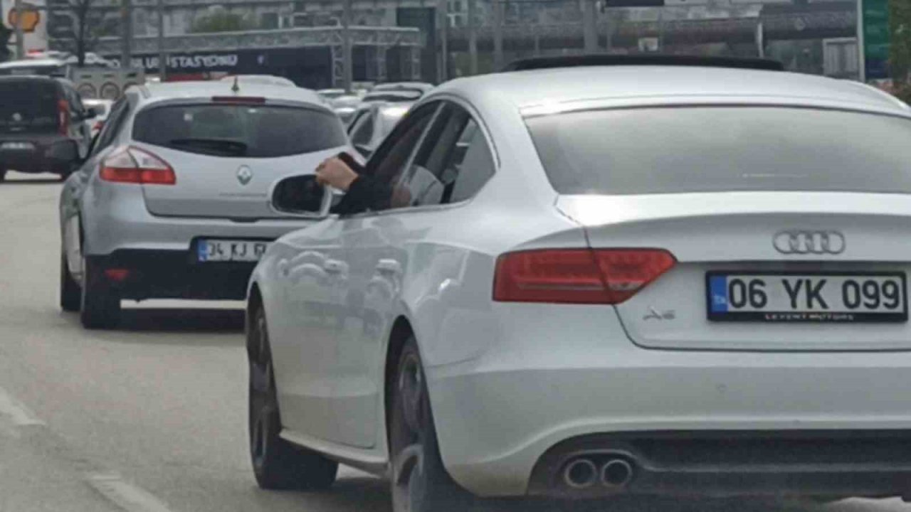 Camdan ayağını çıkaran sürücü "bu kadarına da pes" dedirtti