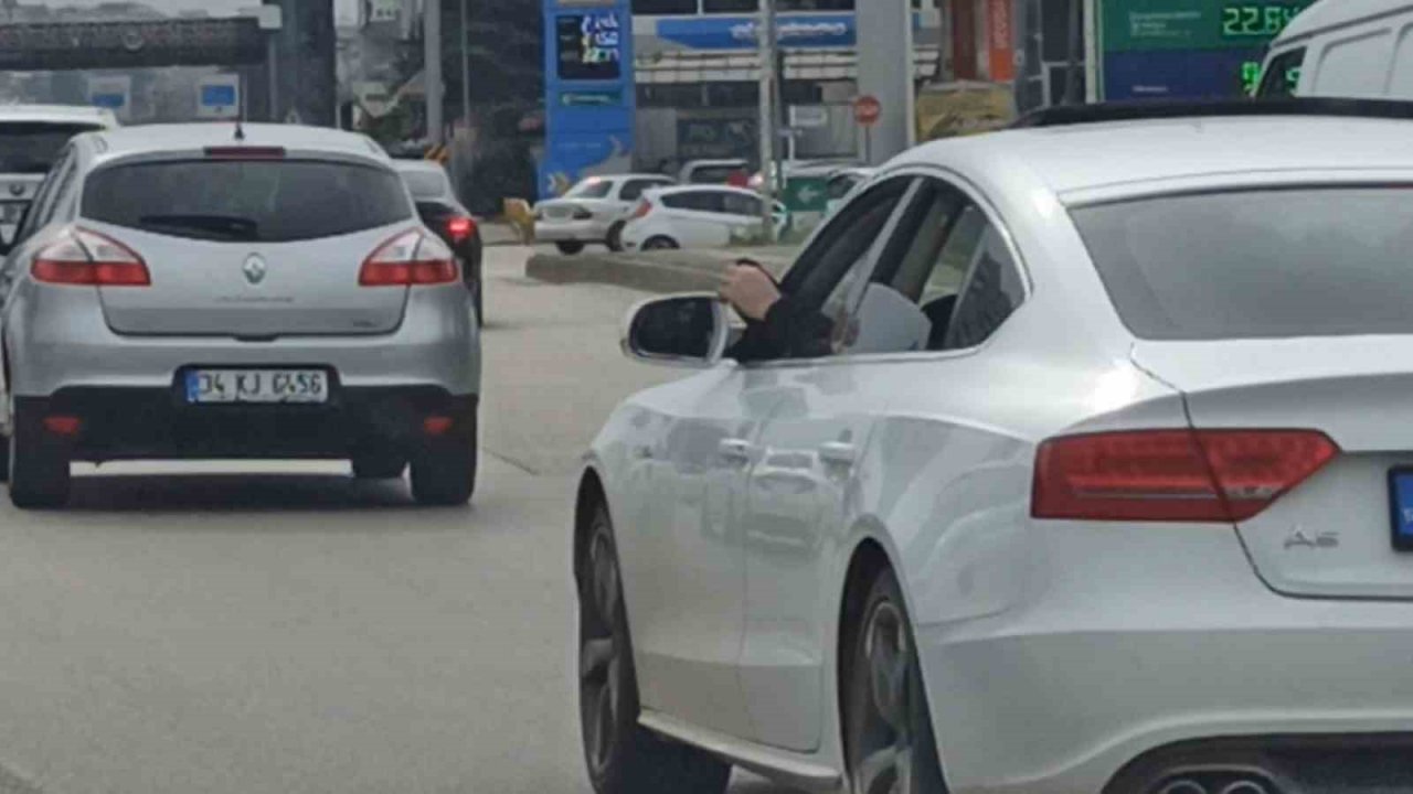 Camdan ayağını çıkaran sürücü "bu kadarına da pes" dedirtti