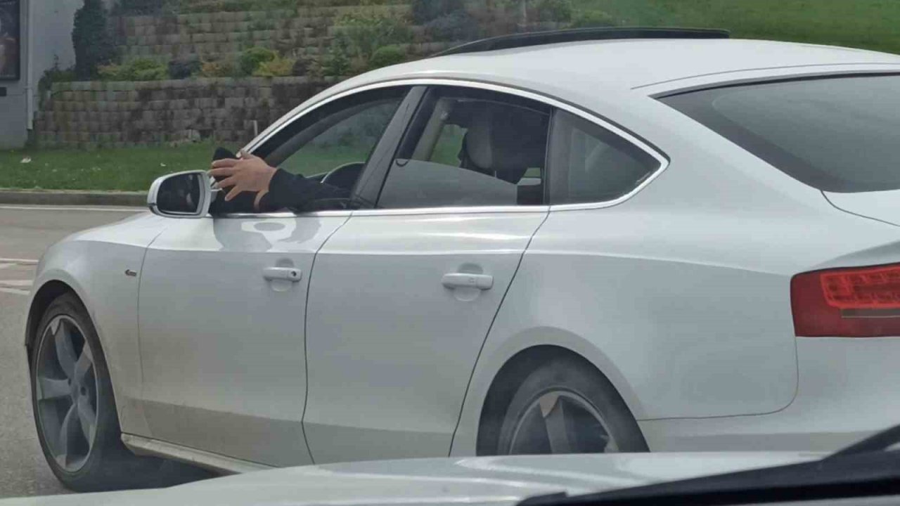 Camdan ayağını çıkaran sürücü "bu kadarına da pes" dedirtti