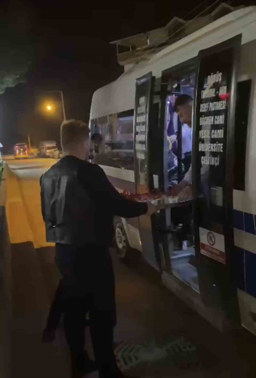 Otobüsleri durdurup yolculara helva ikram ettiler