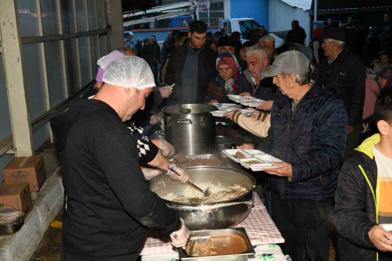 Karabiga Belediyesi 1500 kişilik iftar verdi