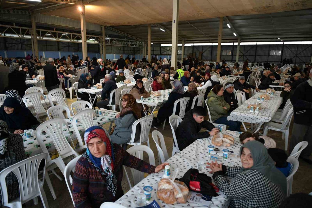 Karabiga Belediyesi 1500 kişilik iftar verdi