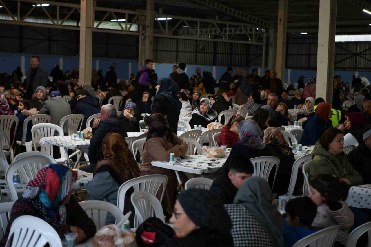 Karabiga Belediyesi 1500 kişilik iftar verdi
