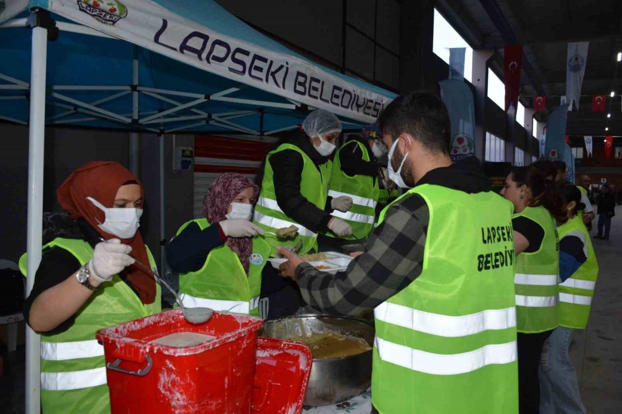 Lapseki Belediyesi’nin Ramazan iftarları sürüyor