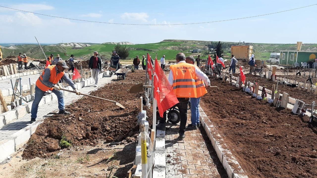 Depremde hayatını kaybedenlerin mezarları düzenleniyor