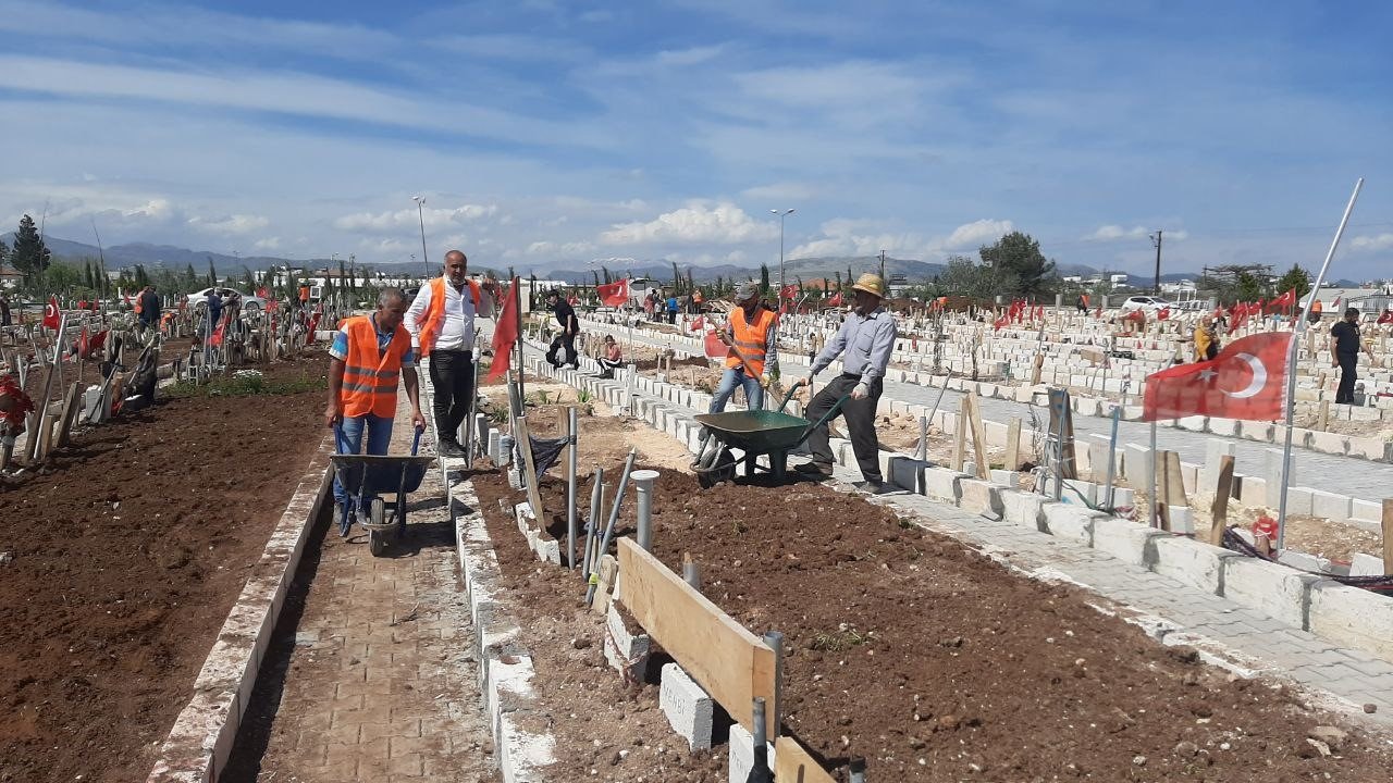 Depremde hayatını kaybedenlerin mezarları düzenleniyor