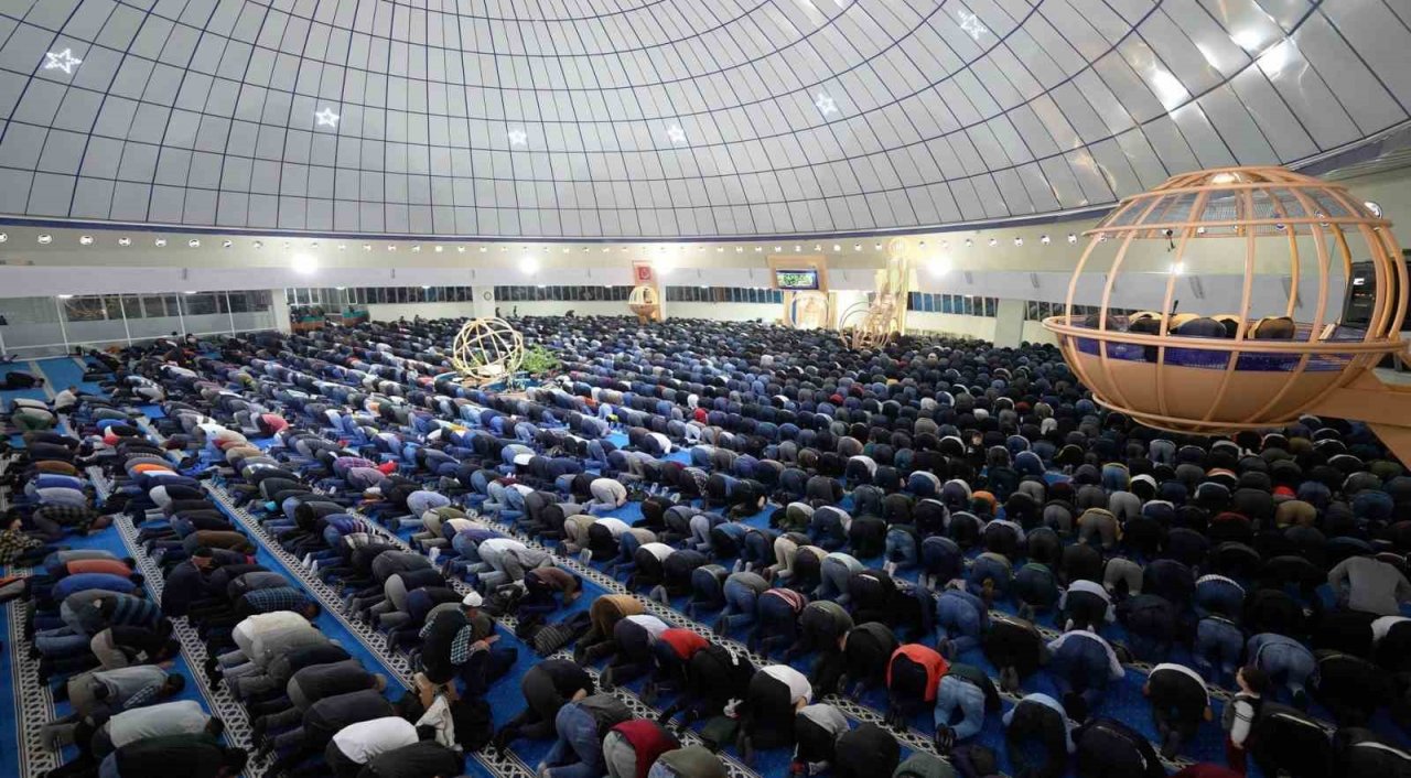 Erzincan’da Kadir Gecesi dualarla idrak edildi