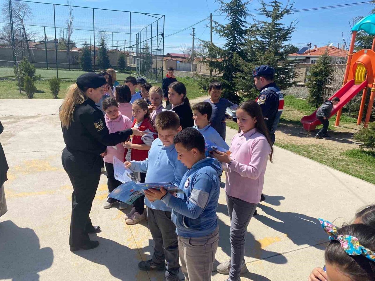 Jandarma ekiplerinden öğrencilere bilgilendirme ziyareti