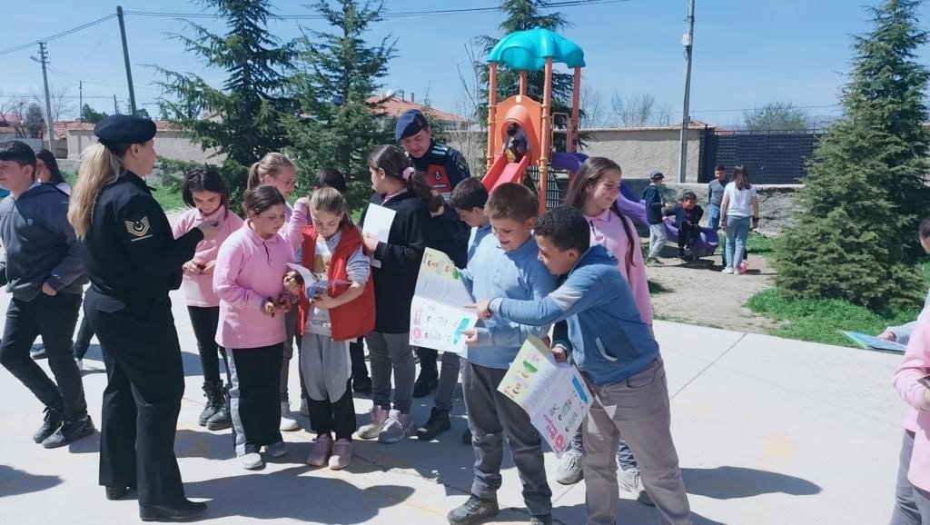 Jandarma ekiplerinden öğrencilere bilgilendirme ziyareti
