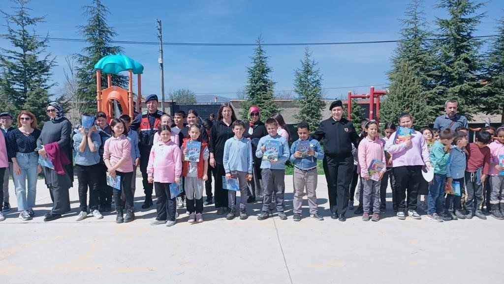 Jandarma ekiplerinden öğrencilere bilgilendirme ziyareti