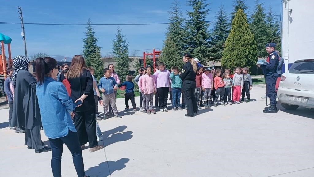 Jandarma ekiplerinden öğrencilere bilgilendirme ziyareti