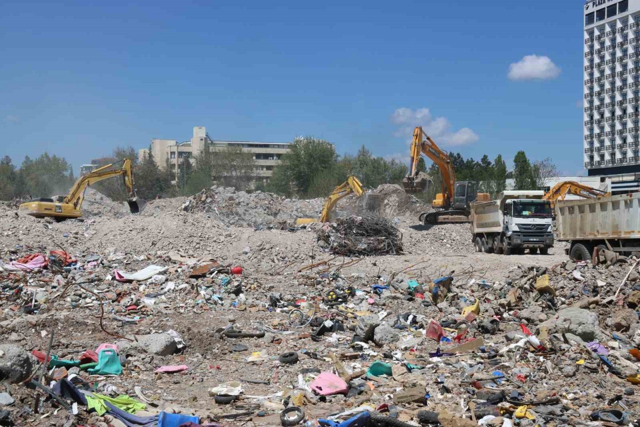 Galeria İş Merkezi ve Sözel Apartmanı’nda çıkan eşyalara ait 400 tutanak tutuldu: Yarısı polis eşliğinde sahibine teslim edildi